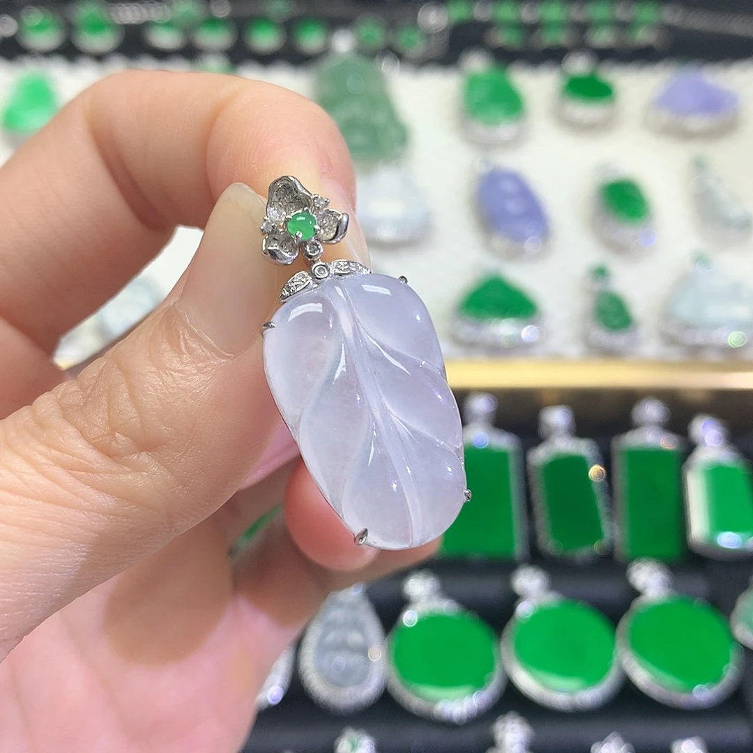 颈饰18K金镶嵌翡翠吊坠