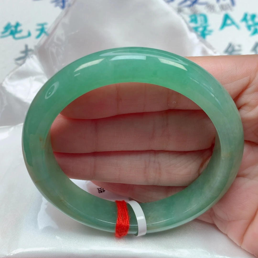 翡翠手镯未镶嵌57.7圈 满绿 有瑕疵