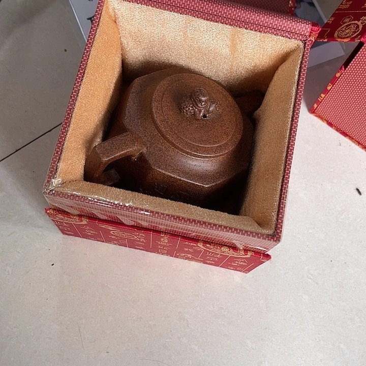 茶壶紫砂原矿泥料手工制作的一把紫砂壶。