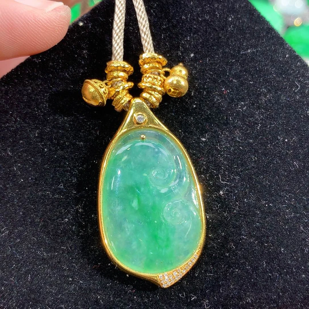 翡翠18K金镶嵌颈饰