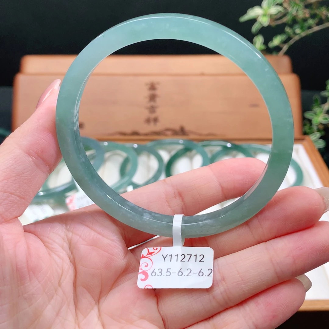 翡翠手镯未镶嵌天然