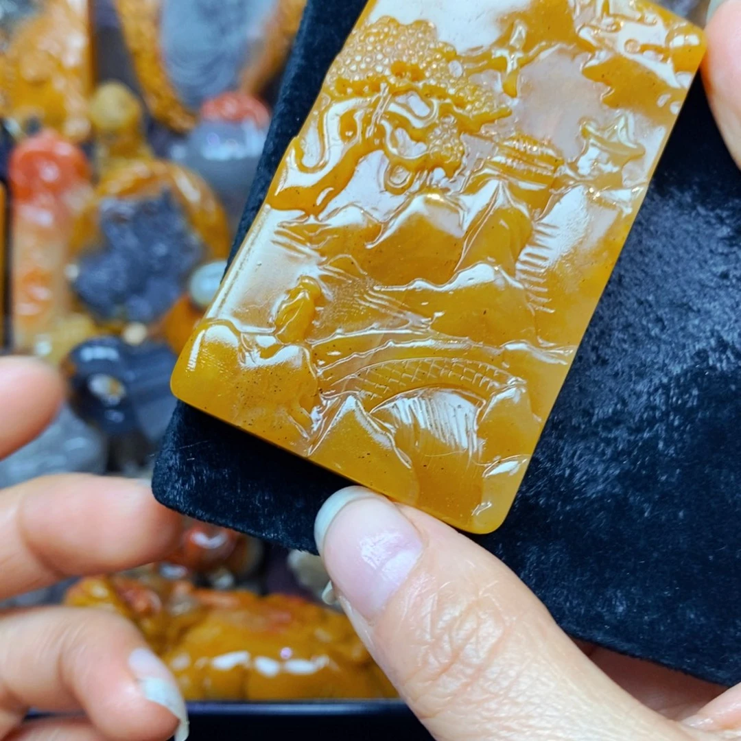 未镶嵌石英质玉（黄龙玉）颈饰