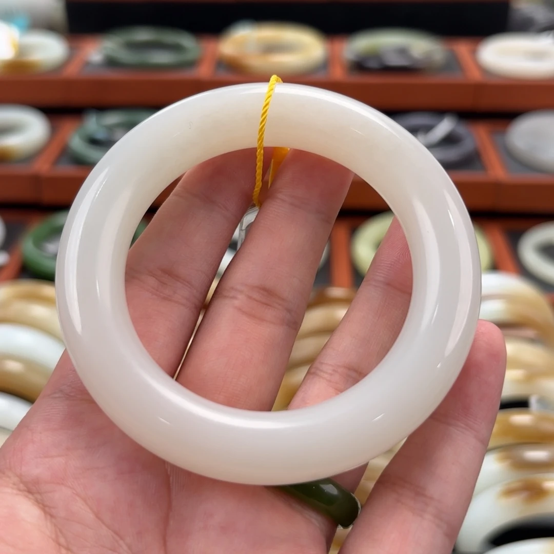 B***l和田玉未镶嵌手镯