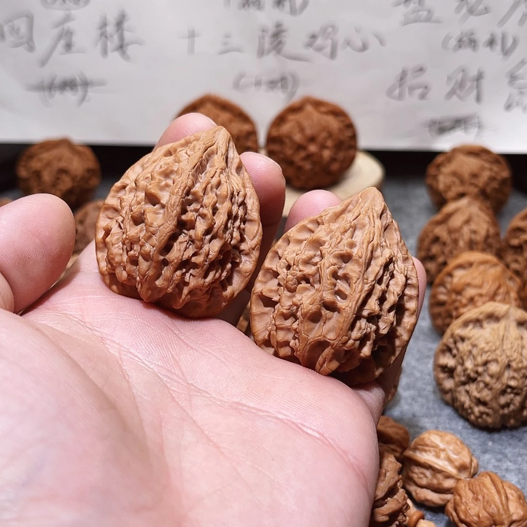 文玩核桃把件十三陵鸡心