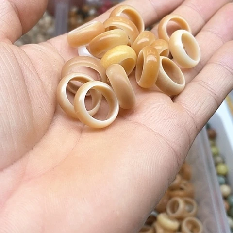 白玉菩提吊坠瑕疵跑环10颗