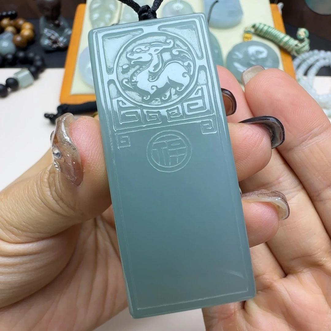 小***和翡翠未镶嵌颈饰仿古牌