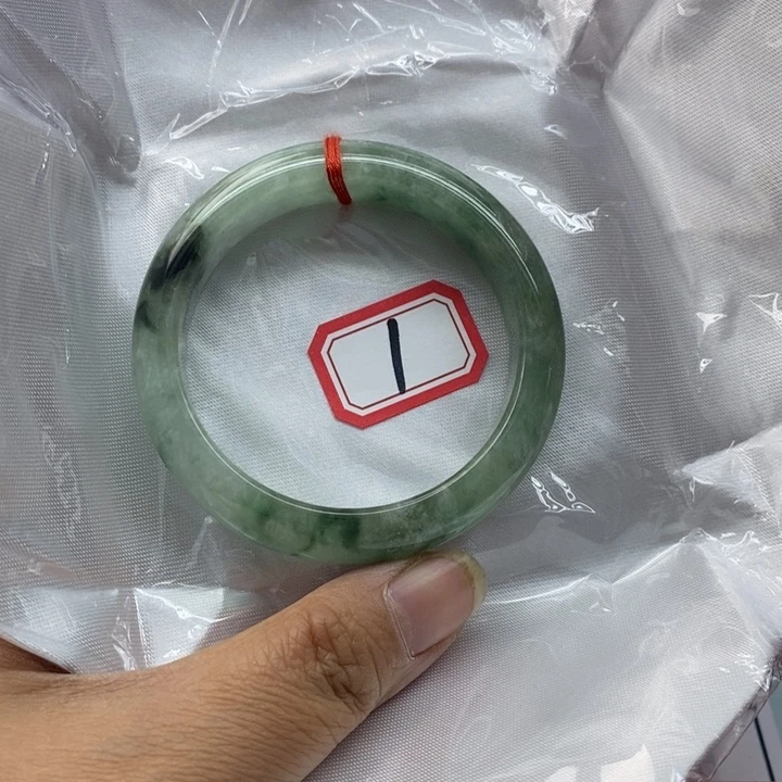 翡翠手镯未镶嵌翡翠