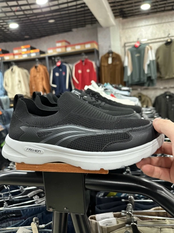 一脚蹬运动鞋超轻