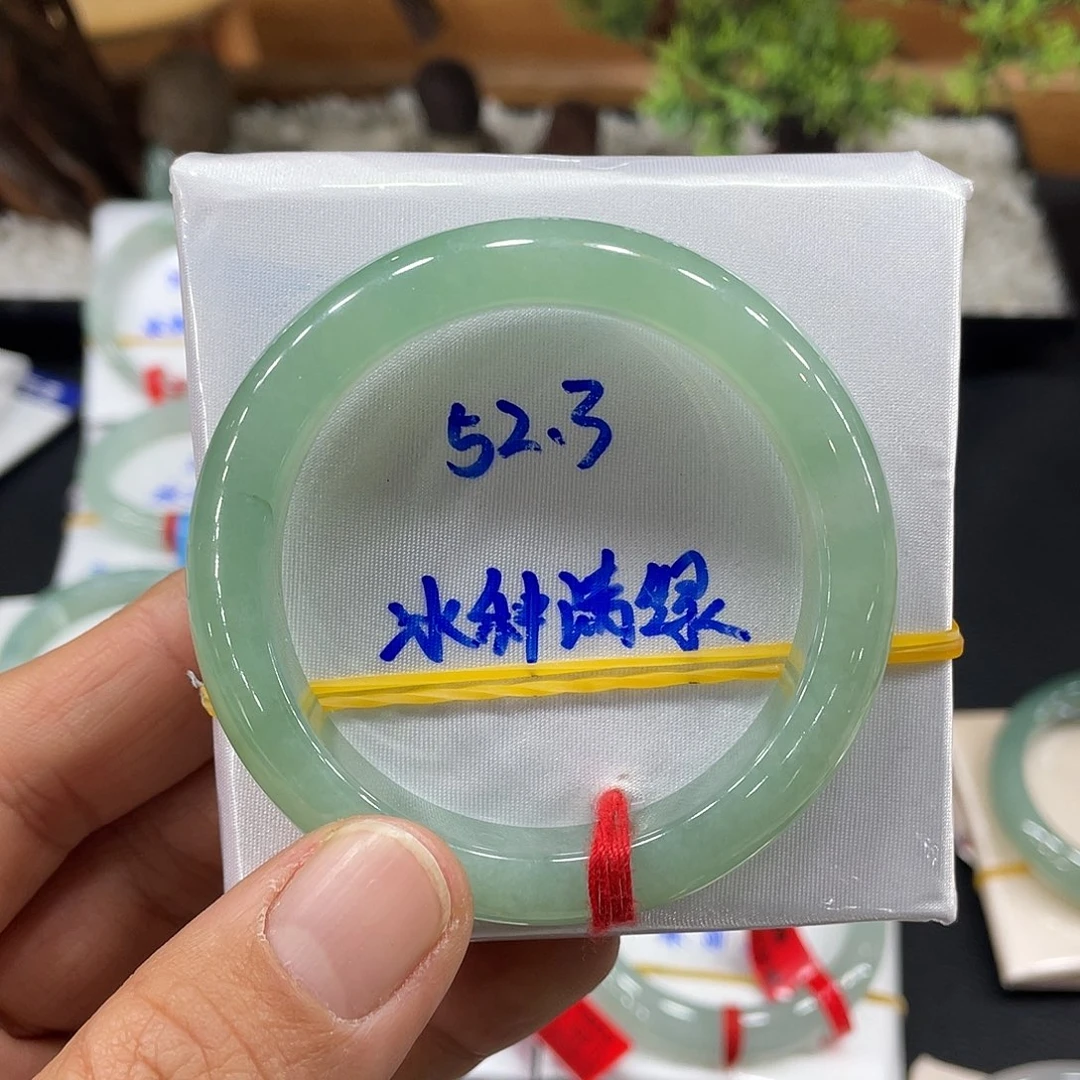 翡翠手镯未镶嵌这样