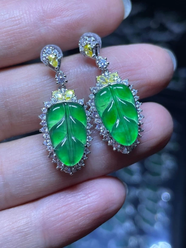 天然翡翠A货高冰种阳绿叶子耳钉