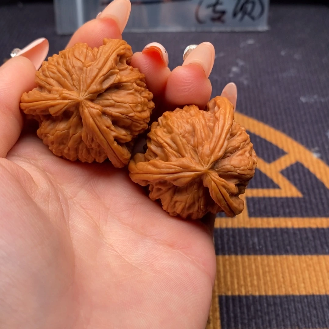 马***和文玩核桃吊坠白狮子