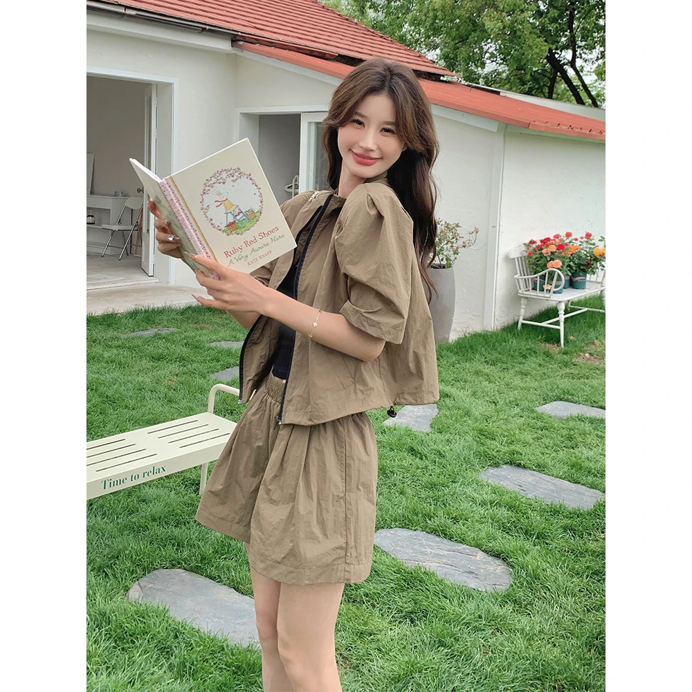 盐系穿搭卡其色工装复古短裤套装两件套女夏炸街小个子时尚洋气