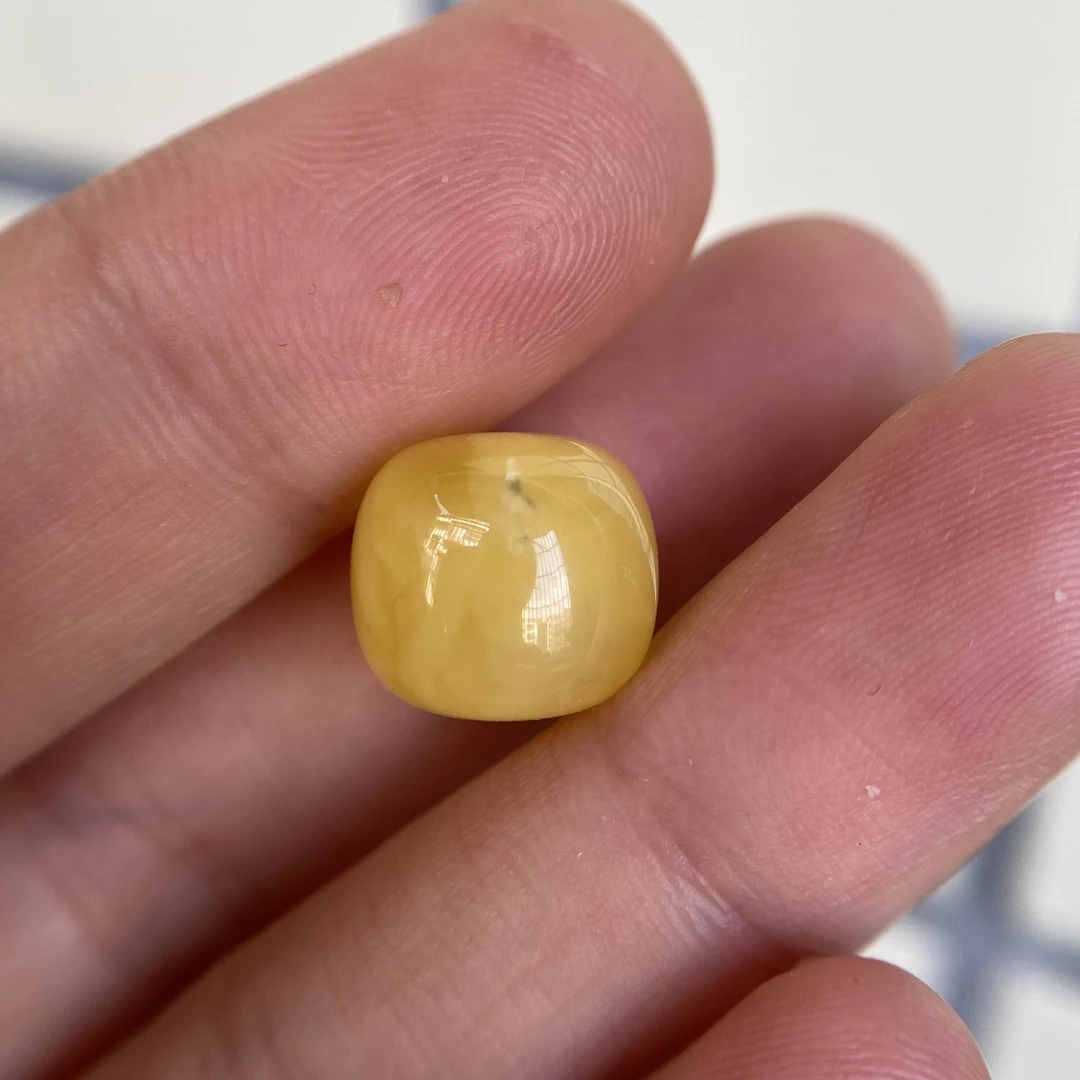 蜜蜡胶皮鸡油黄老型配饰12.0×11.0mm，有点植物小碎花，清货不退