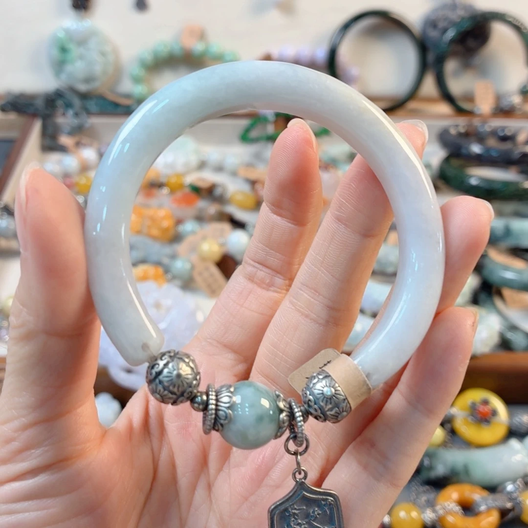 韩****翡翠未镶嵌颈饰手串