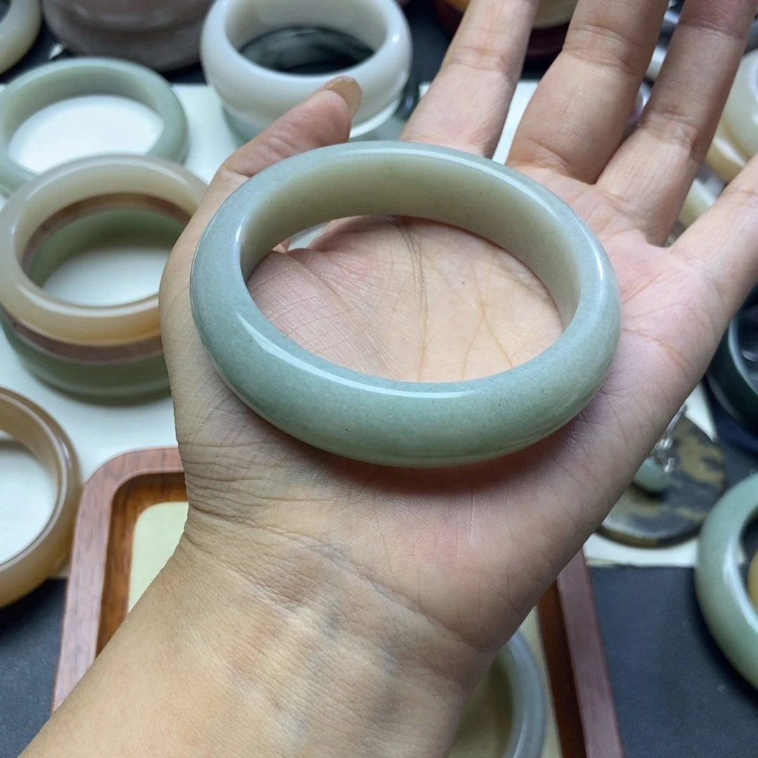 石英质玉手镯未镶嵌?****哒