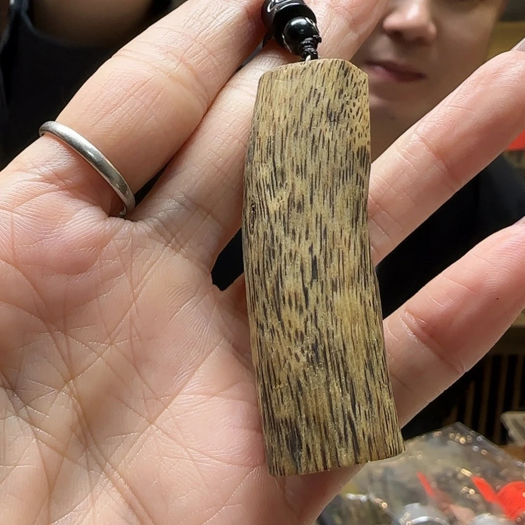 沉香沉香碎屑圆柱树心素牌10.2g