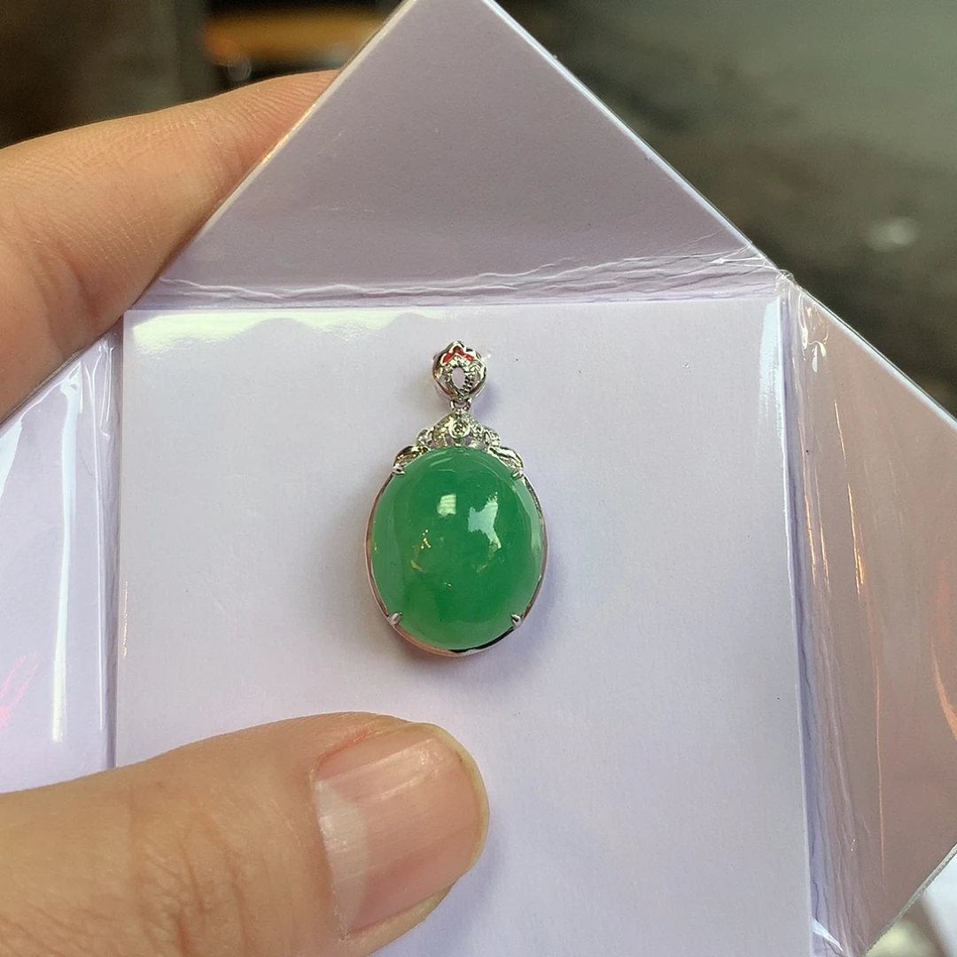 翡翠18K金镶嵌颈饰蛋面
