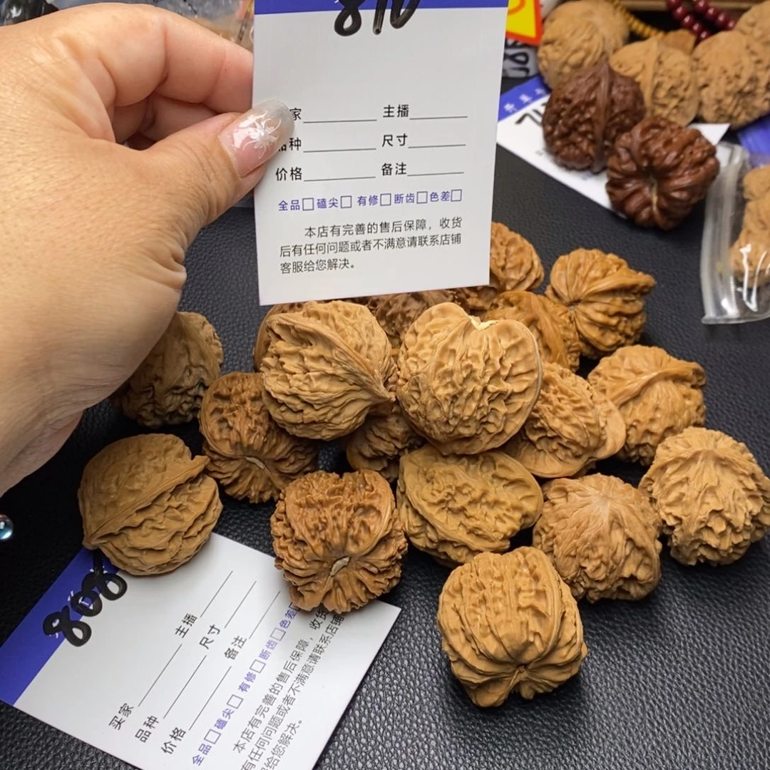 桃核吊坠1*啥都有。满天星。盘龙纹
