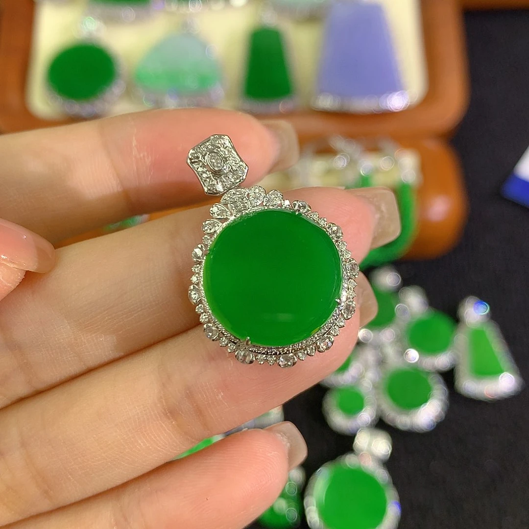 翡翠18K金镶嵌颈饰888888888