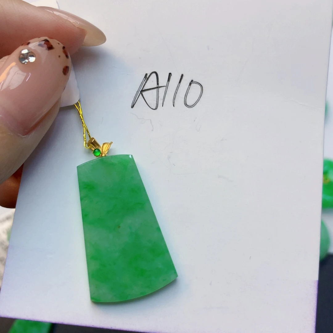 翡翠18K金镶嵌颈饰翡翠