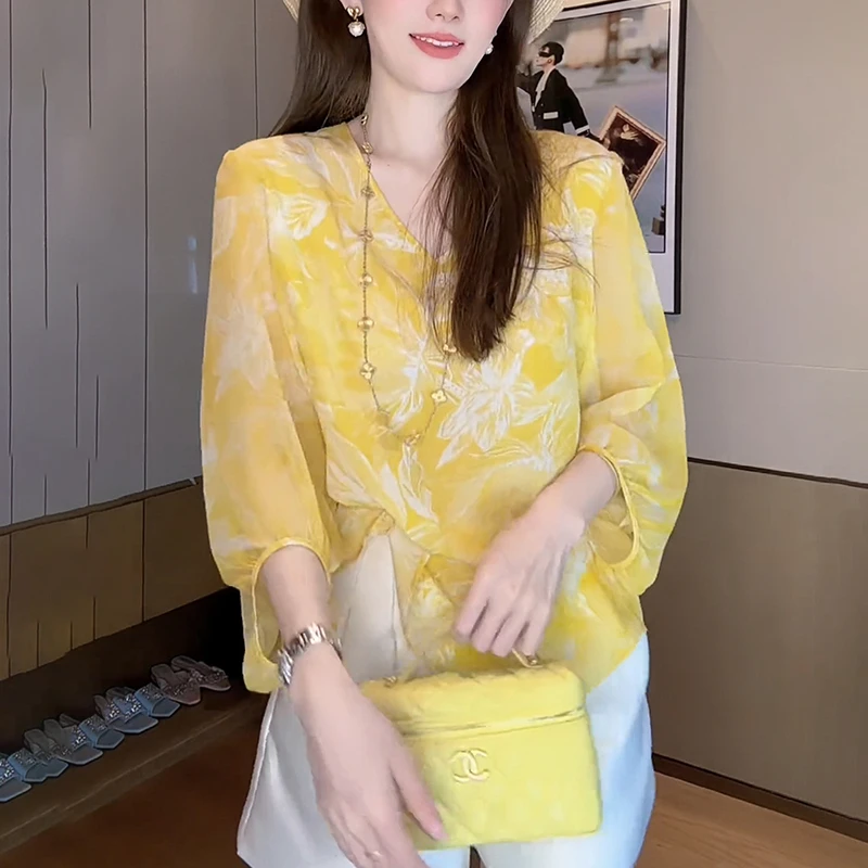 2025夏季女士V领t恤新款时尚减龄宽松显瘦设计感印花雪纺小衫上衣