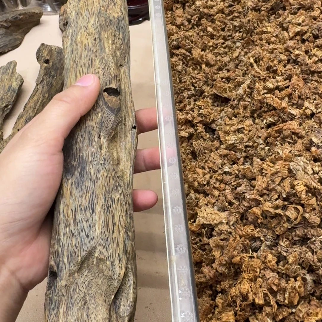 轩***程沉香沉香碎屑虎斑紫棋虫漏135克，黄棋刮丝15克