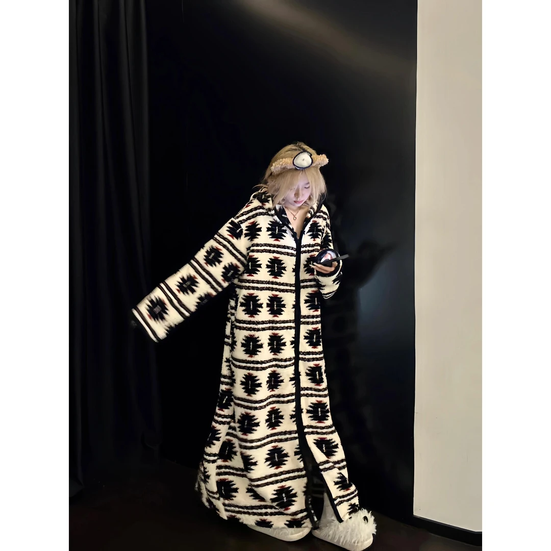 韩版连帽珊瑚绒长款冬季新款高级感保暖睡袍女加绒加厚睡裙家居服