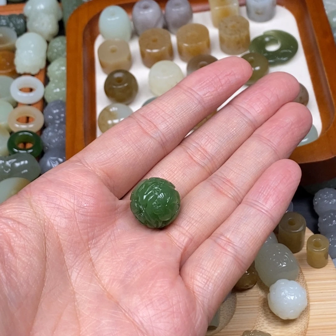 两***地和田玉未镶嵌颈饰