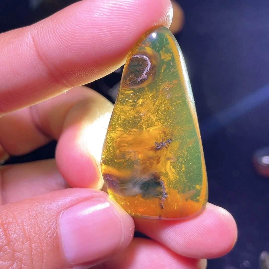 琥珀裸石未镶嵌，