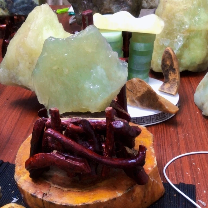 蛇纹石玉未镶嵌珠宝奇石