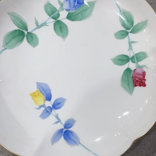 格*瓷器上还有一些花纹