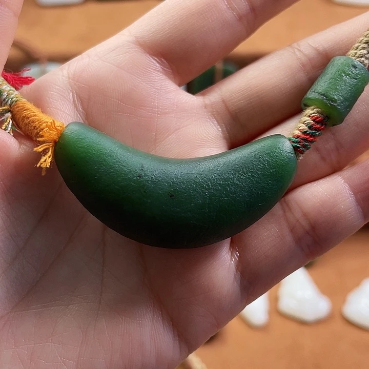 ****笑和田玉（碧玉）未镶嵌颈饰