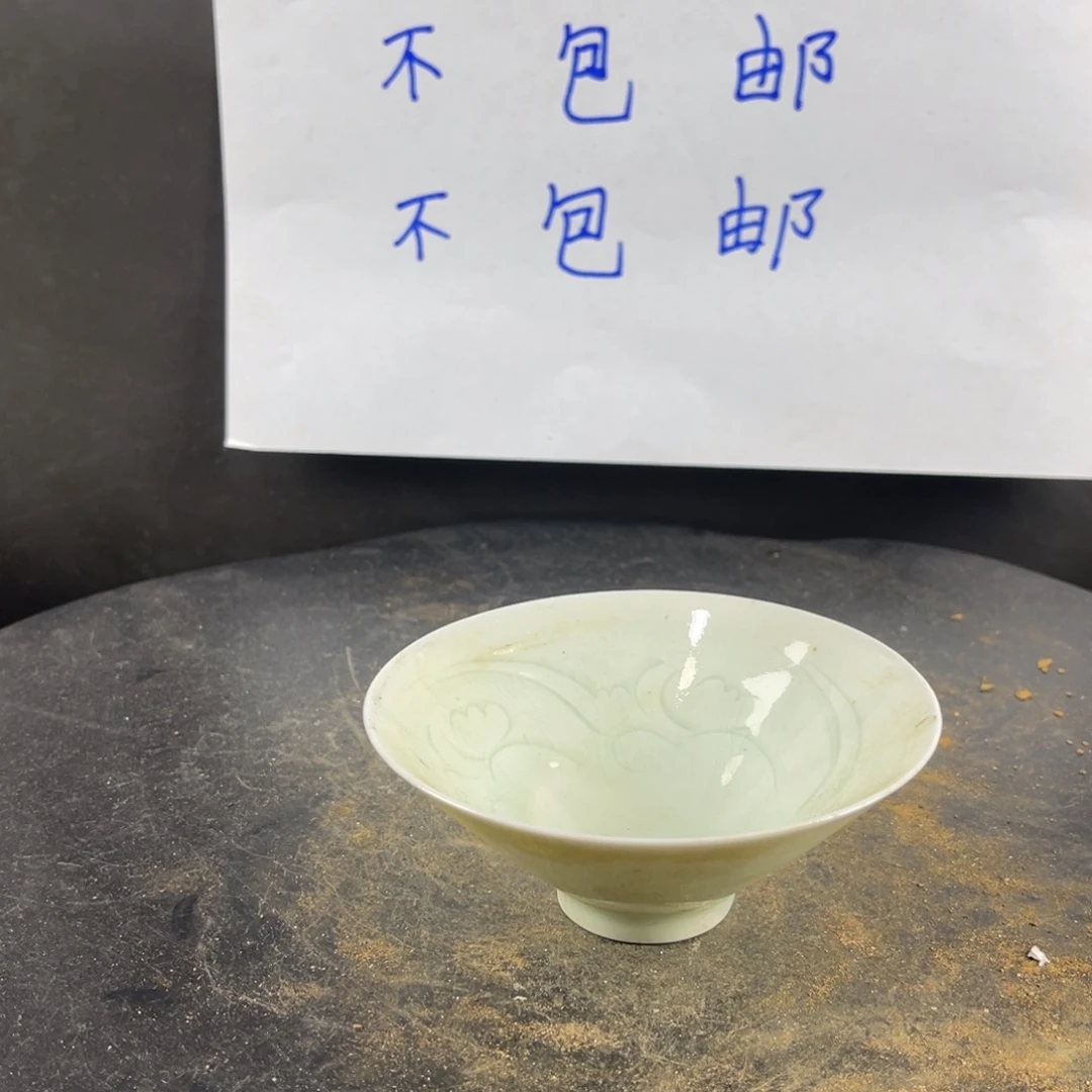 罐漂亮的小瓷器和