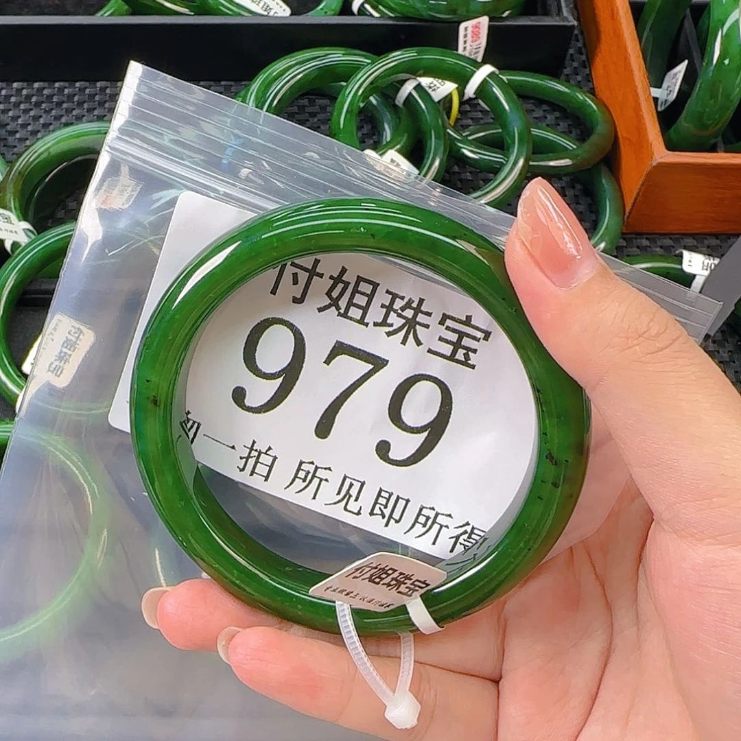 颈饰未镶嵌和田玉（碧玉）手镯64 979