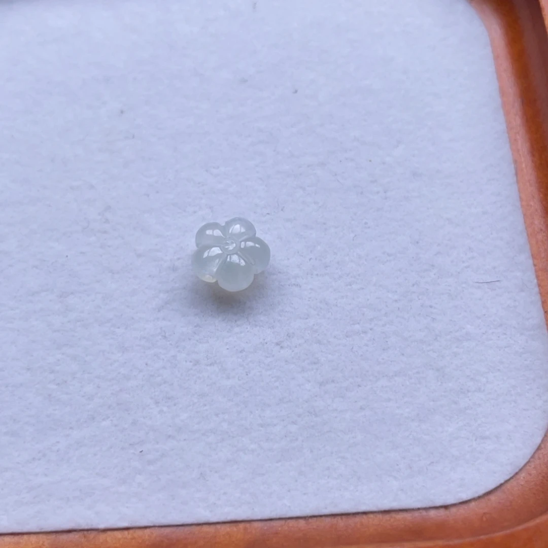 是***呀翡翠未镶嵌颈饰花花