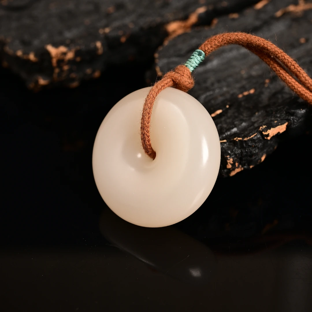 【鹿鸣】和田玉藕粉平安扣颈饰30mm (中号） LM09