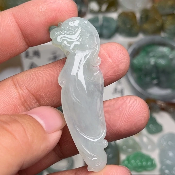 翡翠未镶嵌颈饰龙牙