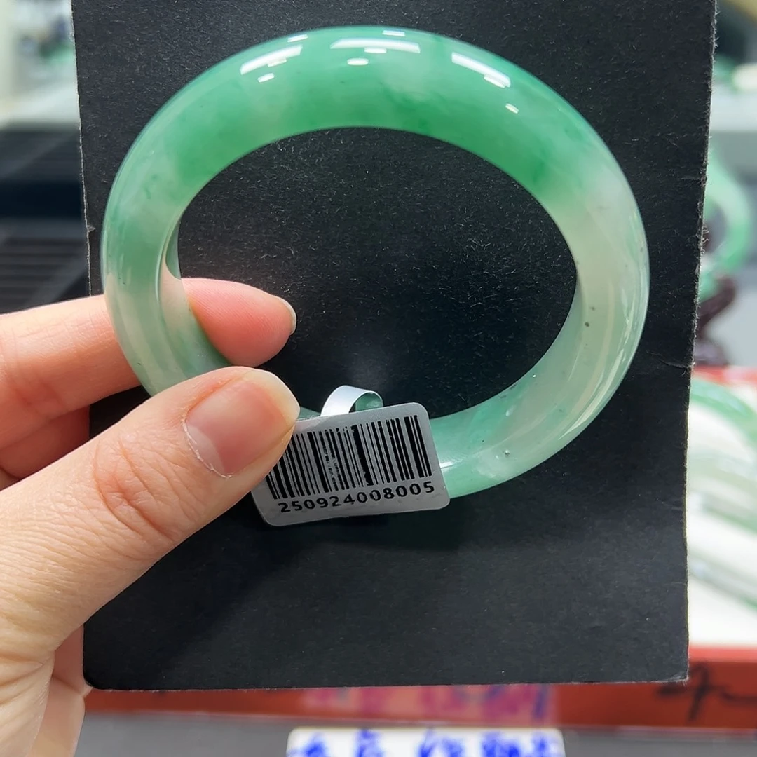 翠***翠石英质玉（非洲翠）未镶嵌手镯