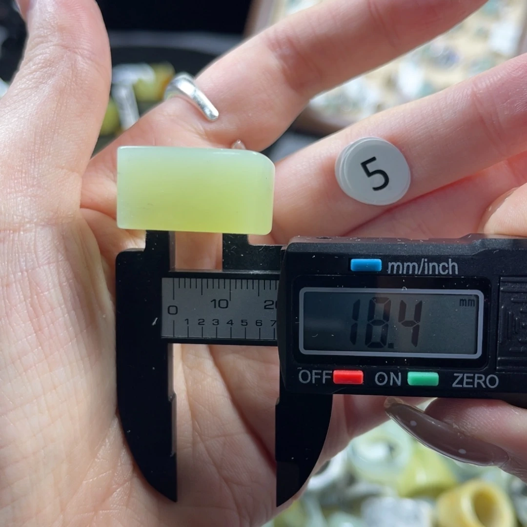 蛇纹石玉未镶嵌戒指