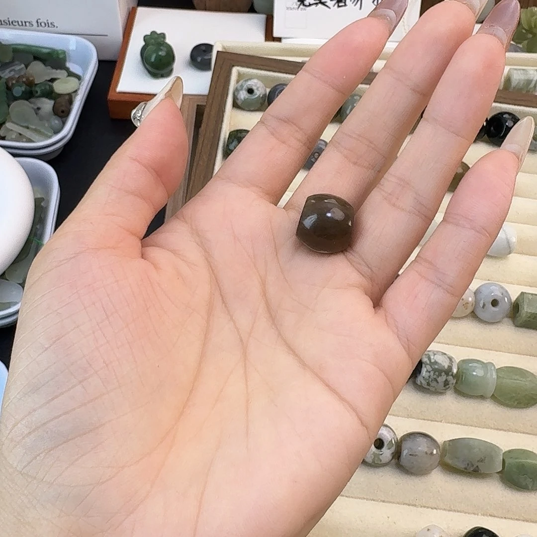 涵***姐和田玉未镶嵌颈饰