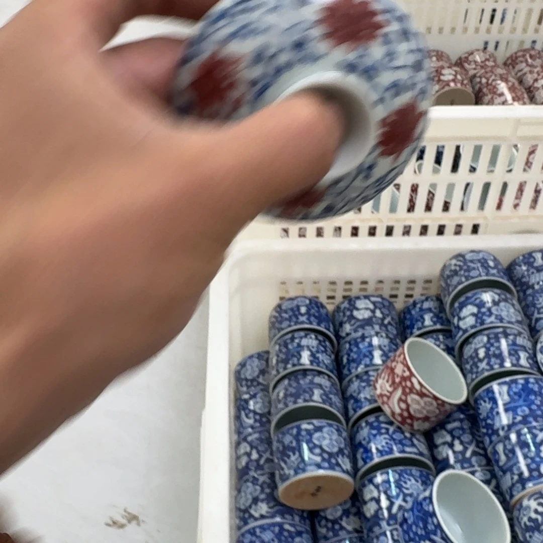 T***团陶摆件釉里红缠枝莲盖子