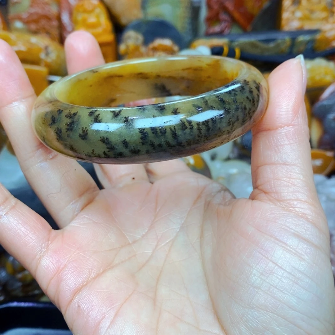 未镶嵌石英质玉（黄龙玉）颈饰