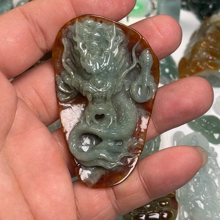 翡翠未镶嵌颈饰龙