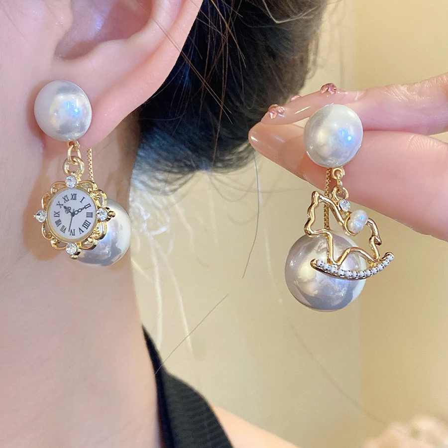 铜合金耳饰 精品/银针镶钻怀表小马耳环轻奢法式复古不对称耳饰女