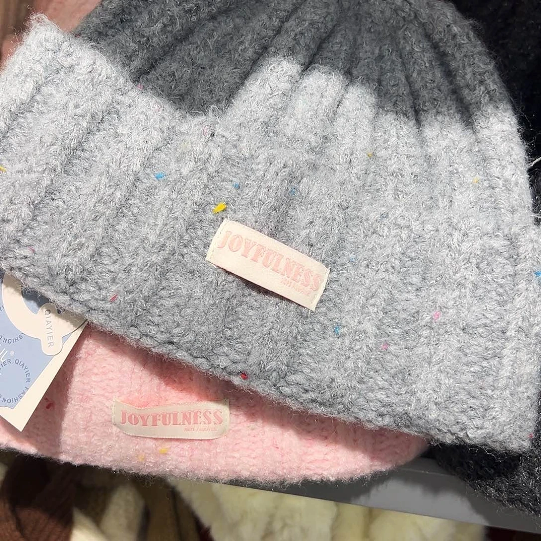 毛绒棉灰色踩点针织帽