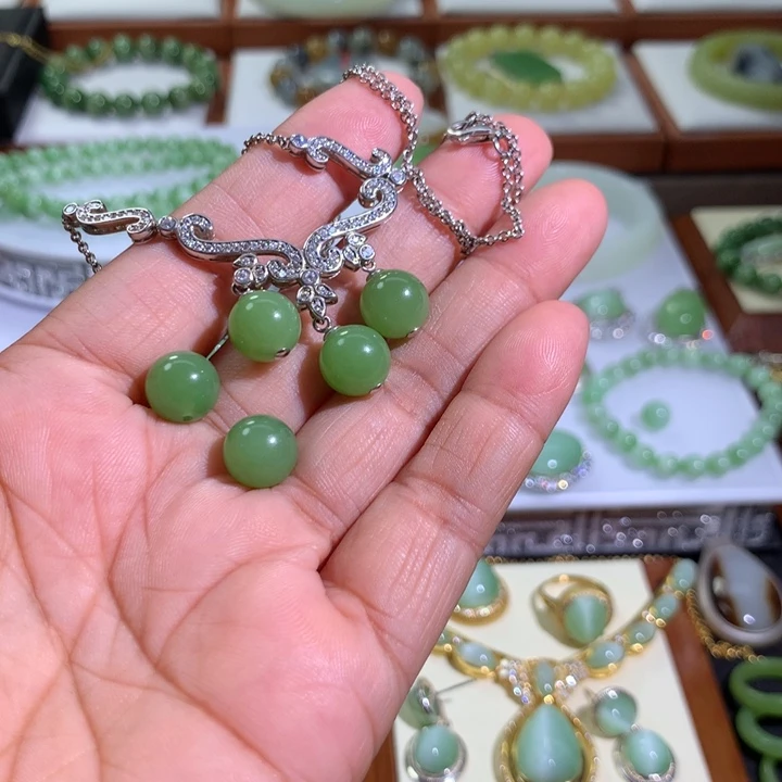 到***卦和田玉（翠青玉）银S925镶嵌颈饰