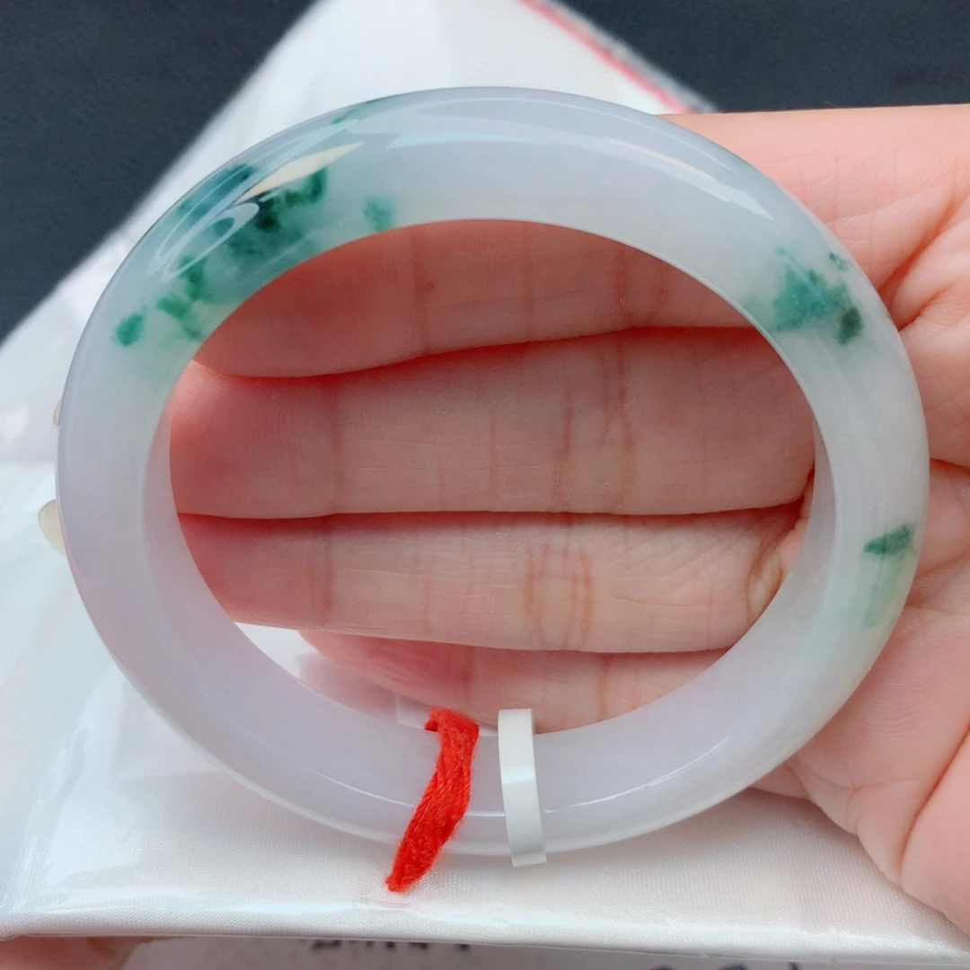 翡翠未镶嵌手镯56.5圈 浅粉底飘绿花有细纹