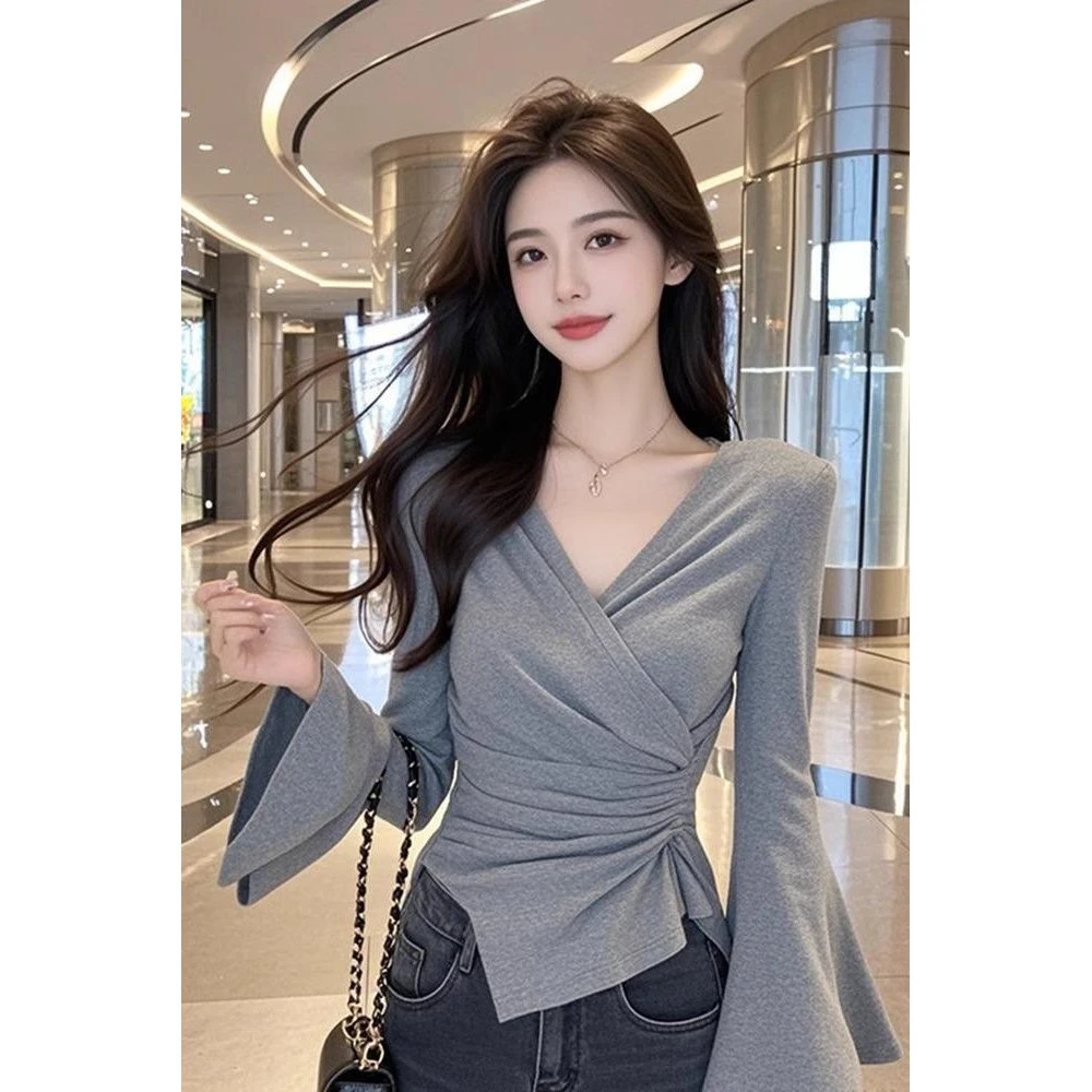 时尚新款法式辣妹风V领喇叭袖内搭T恤女春季设计感褶皱修身气时尚
