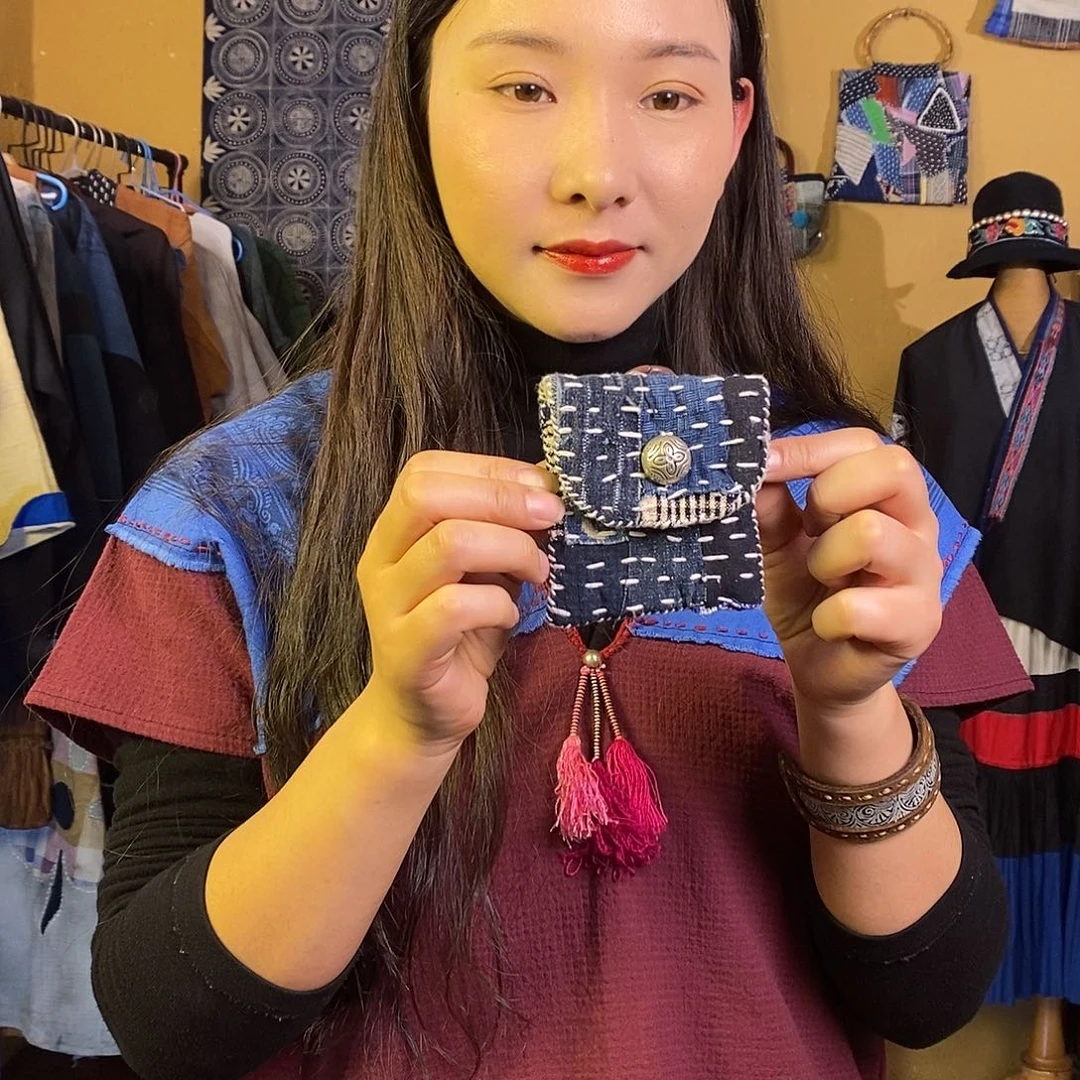 织绣手工制作耳机包