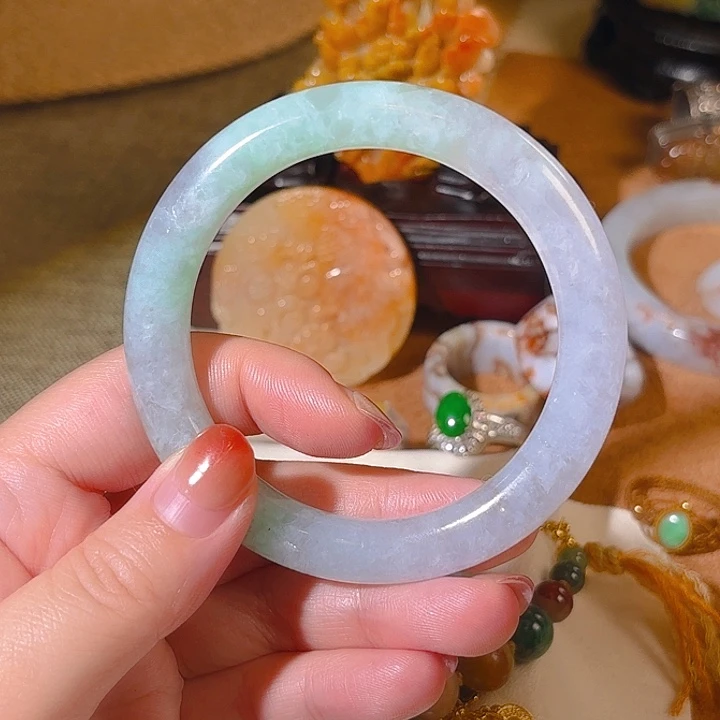 翡翠未镶嵌颈饰56.2圆条，价格问主播